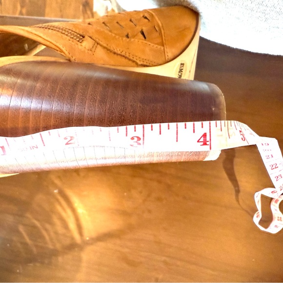 VINCE CAMUTO Tan Suede Sandals - Size 8.5 - Picture 16 of 16